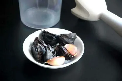 سیر سیاه قوطی با بسته بندی شکیل و مقاوم برای حمل و نگهداری آسان